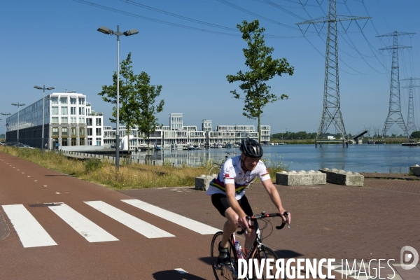 Six îles artificielles de cette extension urbaine, reliées au continent par des ponts forment, Ijburg, un archipel sorti des sables pompes dans l Ijmeer,