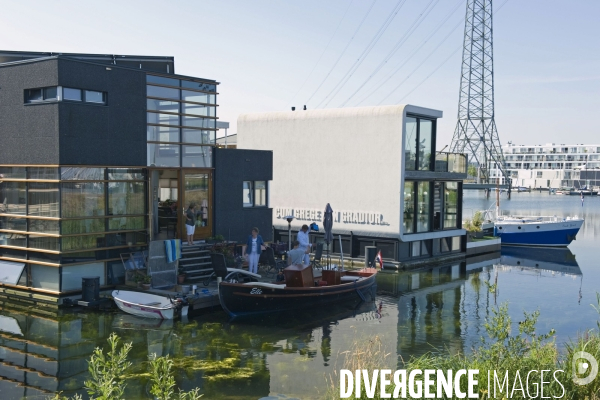 Six îles artificielles de cette extension urbaine, reliées au continent par des ponts forment, Ijburg, un archipel sorti des sables pompes dans l Ijmeer,