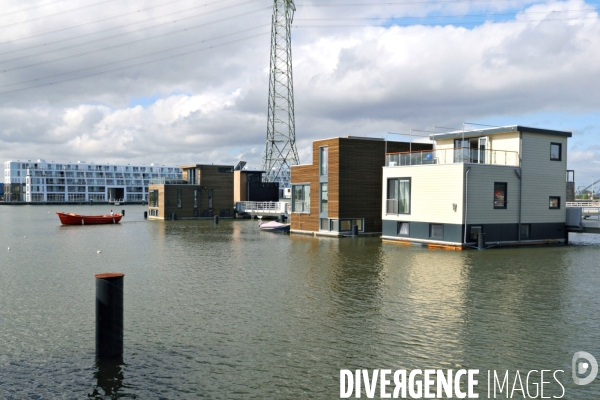 Six îles artificielles de cette extension urbaine, reliées au continent par des ponts forment, Ijburg, un archipel sorti des sables pompes dans l Ijmeer,