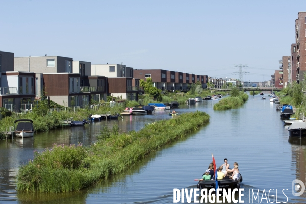 Six îles artificielles de cette extension urbaine, reliées au continent par des ponts forment, Ijburg, un archipel sorti des sables pompes dans l Ijmeer,