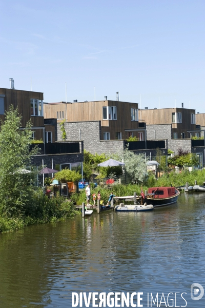 Six îles artificielles de cette extension urbaine, reliées au continent par des ponts forment, Ijburg, un archipel sorti des sables pompes dans l Ijmeer,