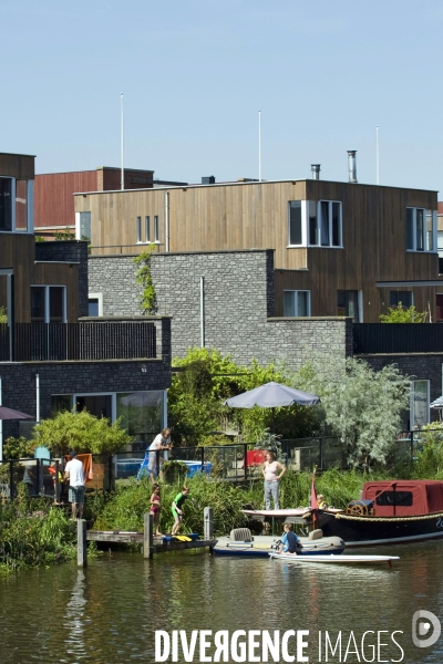 Six îles artificielles de cette extension urbaine, reliées au continent par des ponts forment, Ijburg, un archipel sorti des sables pompes dans l Ijmeer,
