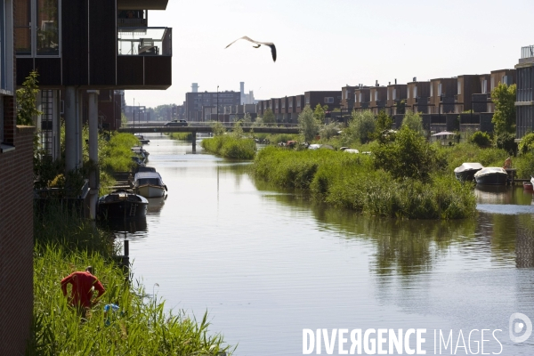 Six îles artificielles de cette extension urbaine, reliées au continent par des ponts forment, Ijburg, un archipel sorti des sables pompes dans l Ijmeer,