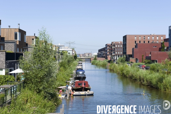 Six îles artificielles de cette extension urbaine, reliées au continent par des ponts forment, Ijburg, un archipel sorti des sables pompes dans l Ijmeer,