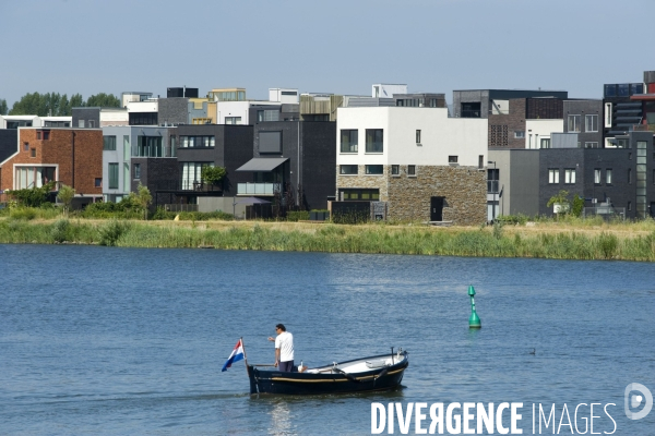 Six îles artificielles de cette extension urbaine, reliées au continent par des ponts forment, Ijburg, un archipel sorti des sables pompes dans l Ijmeer,