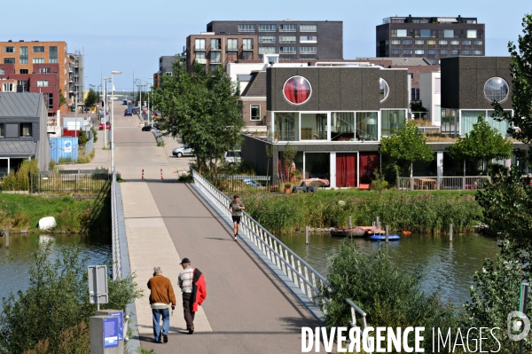 Six îles artificielles de cette extension urbaine, reliées au continent par des ponts forment, Ijburg, un archipel sorti des sables pompes dans l Ijmeer,