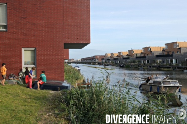 Six îles artificielles de cette extension urbaine, reliées au continent par des ponts forment, Ijburg, un archipel sorti des sables pompes dans l Ijmeer,