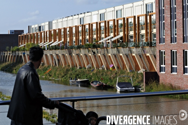 Six îles artificielles de cette extension urbaine, reliées au continent par des ponts forment, Ijburg, un archipel sorti des sables pompes dans l Ijmeer,