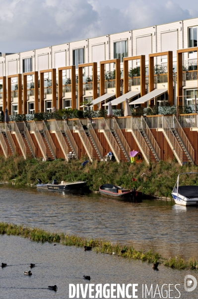 Six îles artificielles de cette extension urbaine, reliées au continent par des ponts forment, Ijburg, un archipel sorti des sables pompes dans l Ijmeer,