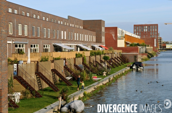 Six îles artificielles de cette extension urbaine, reliées au continent par des ponts forment, Ijburg, un archipel sorti des sables pompes dans l Ijmeer,