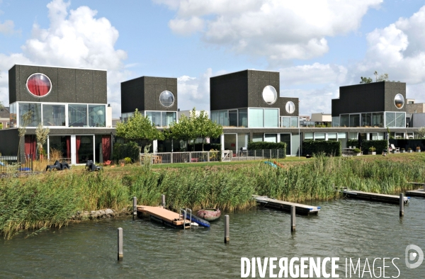 Six îles artificielles de cette extension urbaine, reliées au continent par des ponts forment, Ijburg, un archipel sorti des sables pompes dans l Ijmeer,