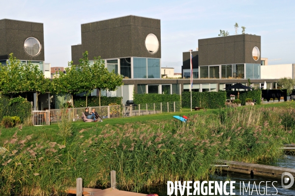 Six îles artificielles de cette extension urbaine, reliées au continent par des ponts forment, Ijburg, un archipel sorti des sables pompes dans l Ijmeer,