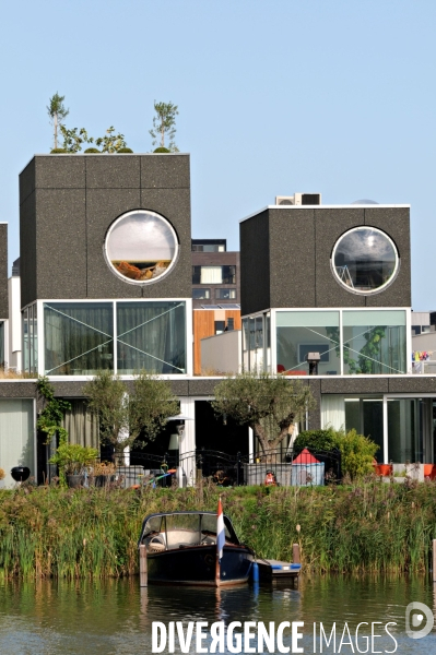 Six îles artificielles de cette extension urbaine, reliées au continent par des ponts forment, Ijburg, un archipel sorti des sables pompes dans l Ijmeer,