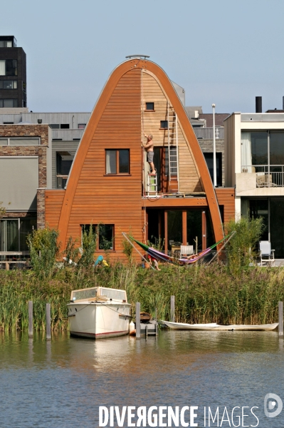 Six îles artificielles de cette extension urbaine, reliées au continent par des ponts forment, Ijburg, un archipel sorti des sables pompes dans l Ijmeer,