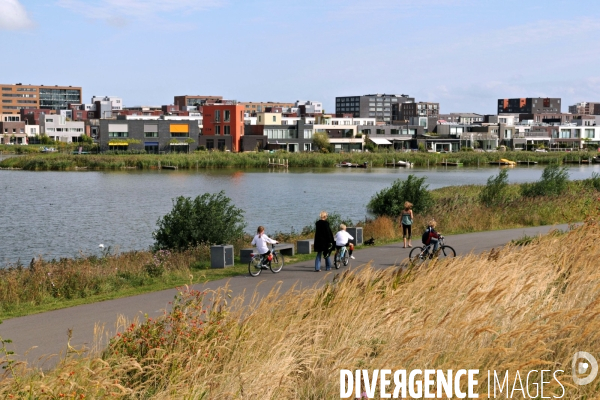 Six îles artificielles de cette extension urbaine, reliées au continent par des ponts forment, Ijburg, un archipel sorti des sables pompes dans l Ijmeer,