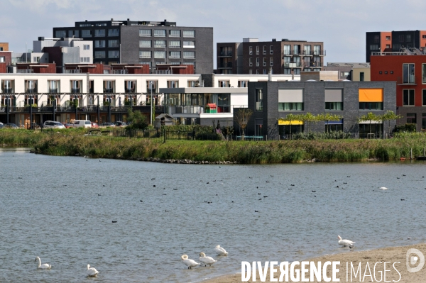 Six îles artificielles de cette extension urbaine, reliées au continent par des ponts forment, Ijburg, un archipel sorti des sables pompes dans l Ijmeer,