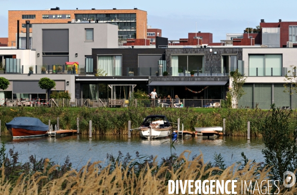 Six îles artificielles de cette extension urbaine, reliées au continent par des ponts forment, Ijburg, un archipel sorti des sables pompes dans l Ijmeer,