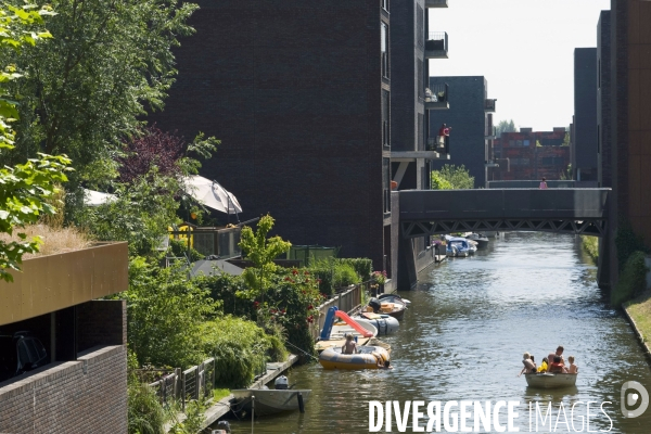 Six îles artificielles de cette extension urbaine, reliées au continent par des ponts forment, Ijburg, un archipel sorti des sables pompes dans l Ijmeer,