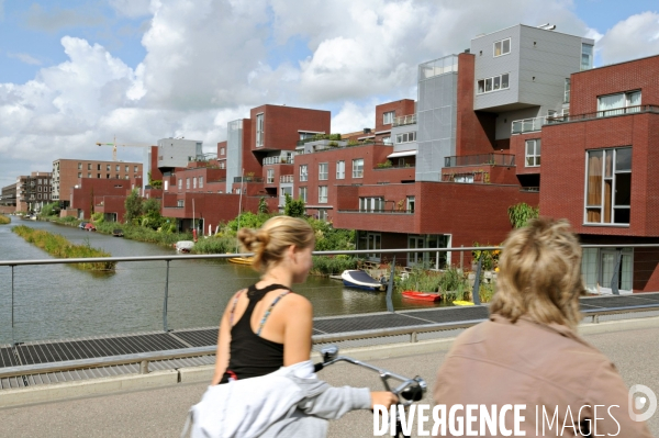 Six îles artificielles de cette extension urbaine, reliées au continent par des ponts forment, Ijburg, un archipel sorti des sables pompes dans l Ijmeer,