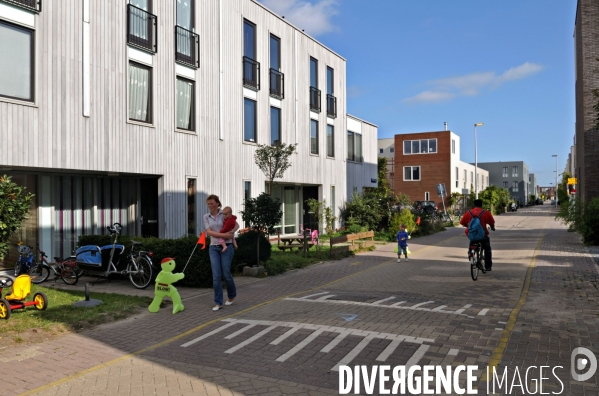 Six îles artificielles de cette extension urbaine, reliées au continent par des ponts forment, Ijburg, un archipel sorti des sables pompes dans l Ijmeer,