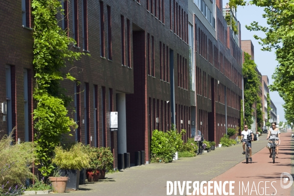 Six îles artificielles de cette extension urbaine, reliées au continent par des ponts forment, Ijburg, un archipel sorti des sables pompes dans l Ijmeer,