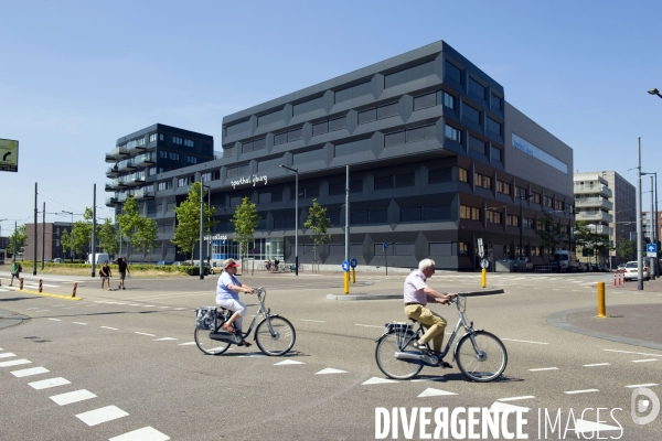 Six îles artificielles de cette extension urbaine, reliées au continent par des ponts forment, Ijburg, un archipel sorti des sables pompes dans l Ijmeer,