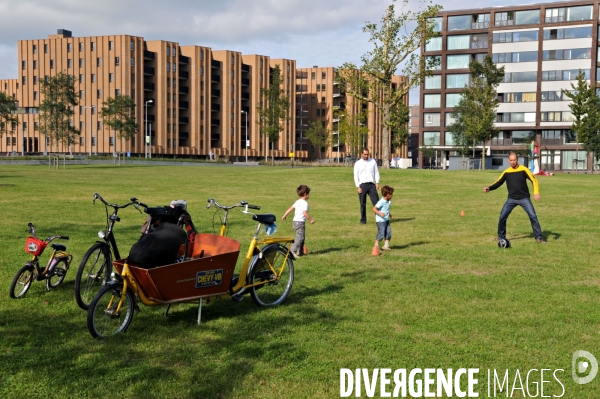 Six îles artificielles de cette extension urbaine, reliées au continent par des ponts forment, Ijburg, un archipel sorti des sables pompes dans l Ijmeer,