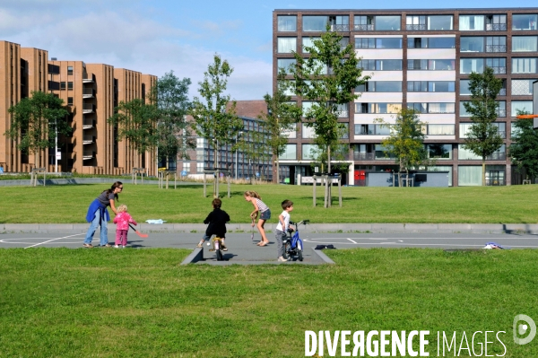 Six îles artificielles de cette extension urbaine, reliées au continent par des ponts forment, Ijburg, un archipel sorti des sables pompes dans l Ijmeer,