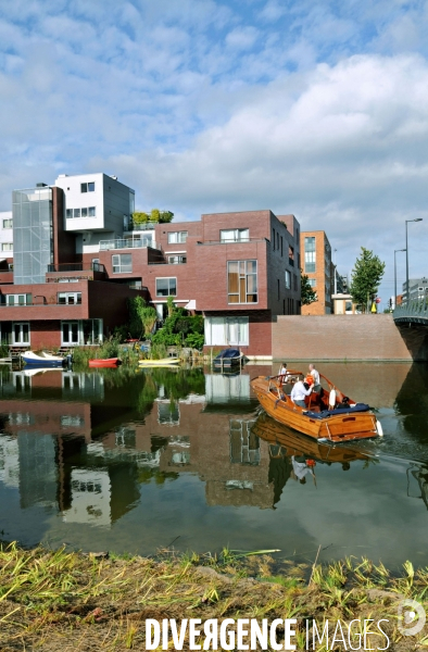 Six îles artificielles de cette extension urbaine, reliées au continent par des ponts forment, Ijburg, un archipel sorti des sables pompes dans l Ijmeer,