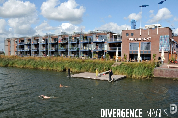 Six îles artificielles de cette extension urbaine, reliées au continent par des ponts forment, Ijburg, un archipel sorti des sables pompes dans l Ijmeer,