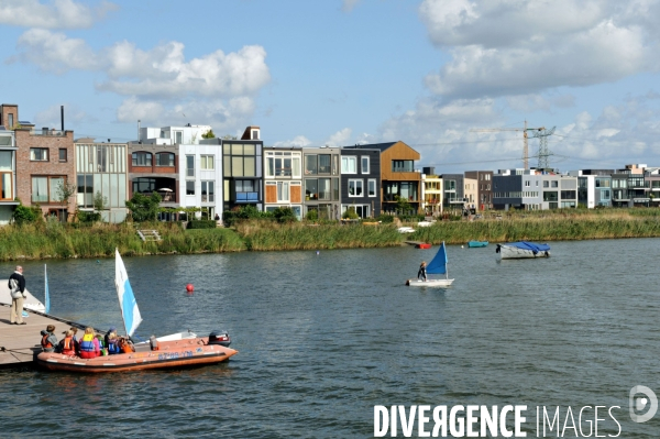 Six îles artificielles de cette extension urbaine, reliées au continent par des ponts forment, Ijburg, un archipel sorti des sables pompes dans l Ijmeer,