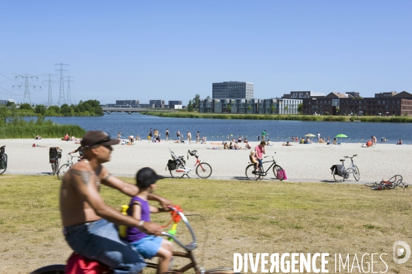 Six îles artificielles de cette extension urbaine, reliées au continent par des ponts forment, Ijburg, un archipel sorti des sables pompes dans l Ijmeer,