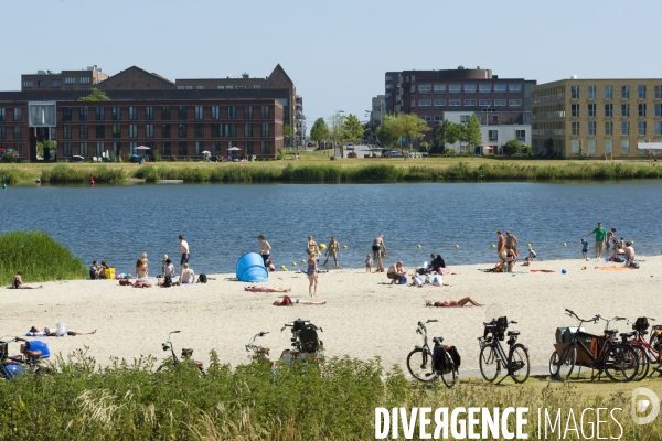 Six îles artificielles de cette extension urbaine, reliées au continent par des ponts forment, Ijburg, un archipel sorti des sables pompes dans l Ijmeer,