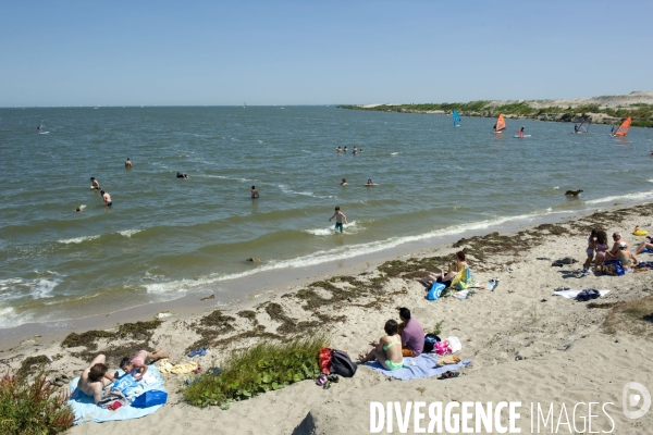 Six îles artificielles de cette extension urbaine, reliées au continent par des ponts forment, Ijburg, un archipel sorti des sables pompes dans l Ijmeer,