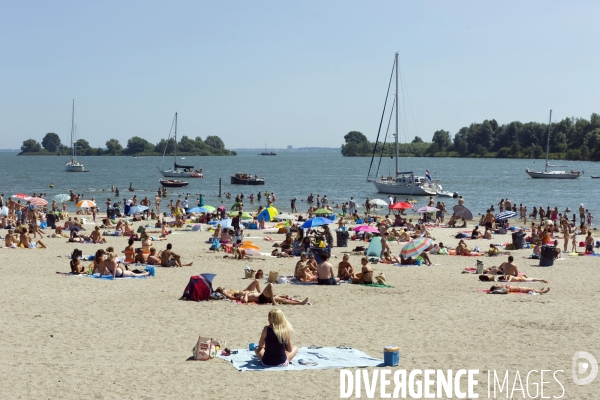 Six îles artificielles de cette extension urbaine, reliées au continent par des ponts forment, Ijburg, un archipel sorti des sables pompes dans l Ijmeer,