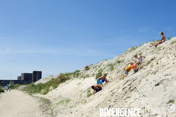 Six îles artificielles de cette extension urbaine, reliées au continent par des ponts forment, Ijburg, un archipel sorti des sables pompes dans l Ijmeer,