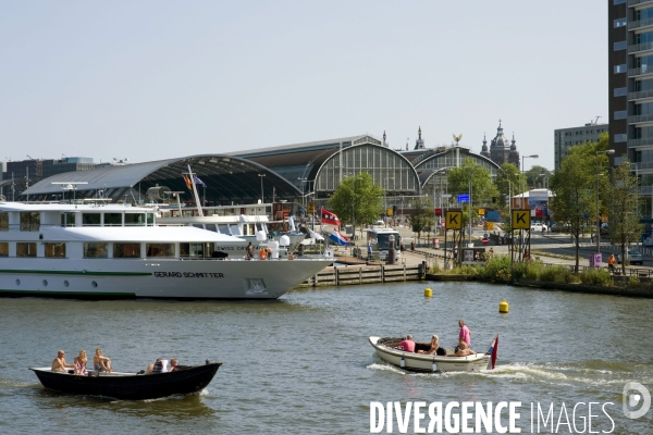 Amsterdam, illustration.Navigation dans l Ijmeer dans les docks de l est pres de la gare.