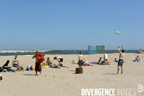 Amsterdam, illustration.Cest l etet sur une des plages d Ijburg