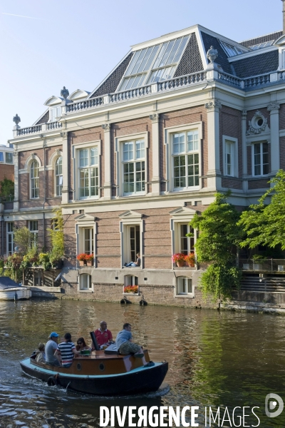Amsterdam, illustration.Petit tour en petit bateau entre copains  sur un canal.