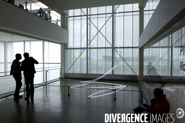 Photo du mois-Mai 2013.Une oeuvre de l artsite francais, Francois Morellet Le Lamentable dans le hall d acceuil du musee Malraux.