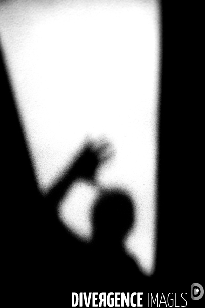 Illustration Juillet 2013.Silhouette en ombre projetee sur un rideau