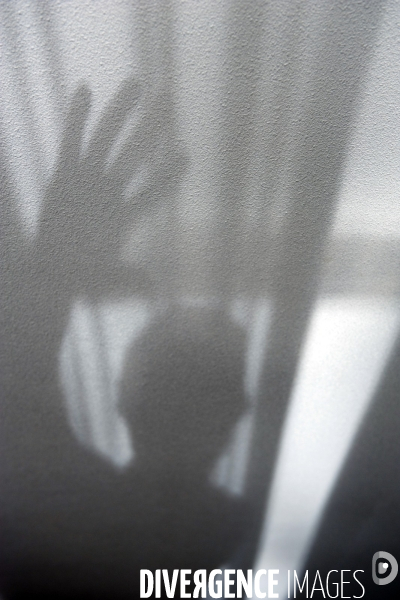 Illustration Juillet 2013.Silhouette en ombre projetee sur un rideau