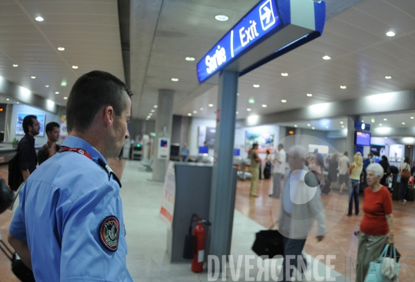 Controles conjoint de la Douane et des Services Vétérinaires à l aéroport de Nice