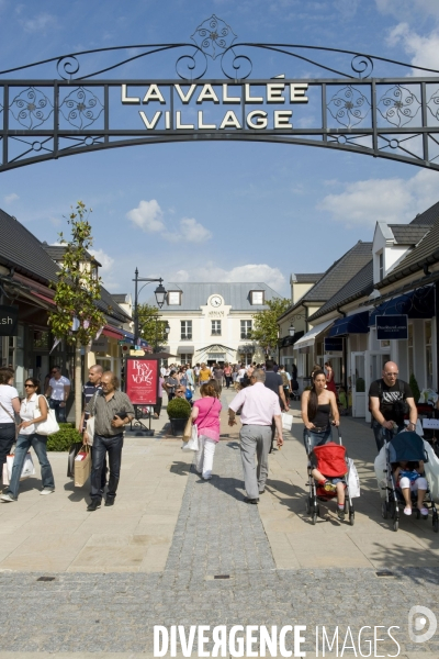 Illustration Juillet 2013.La vallee village, centre commercial