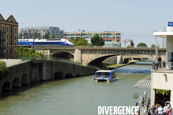 Illustration Juillet 2013.Navette fluviale sur le canal Saint Denis en direction de la station Corentin Cariou.