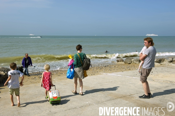 Illustration Juillet 2013.Une famille a la plage.