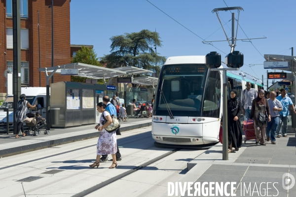 Le tramway T 5.Ligne entre Saint Denis et Garges Sarcelles.Longue de 6,6km elle compte 16 stations.