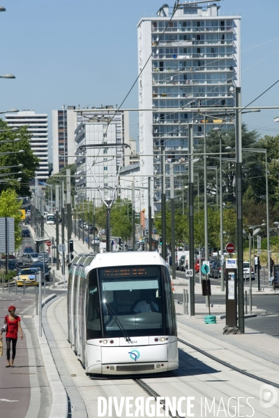 Le tramway T 5.Ligne entre Saint Denis et Garges Sarcelles.Longue de 6,6km elle compte 16 stations.