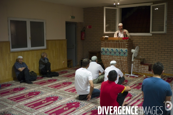 La communaute musulmane a roubaix, durant le ramadan.