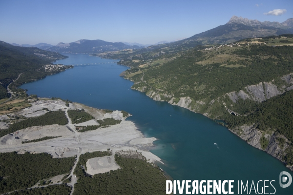 Vue aerienne du lac de Serre Poncon